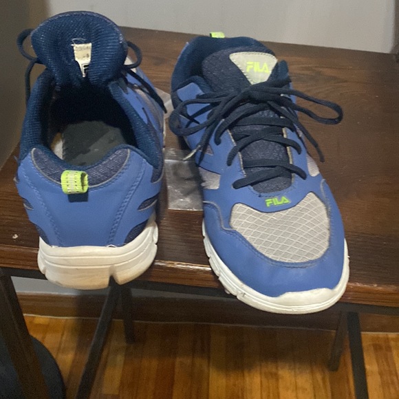 Nice authentic Fila comfortable sneaker - Picture 2 of 2